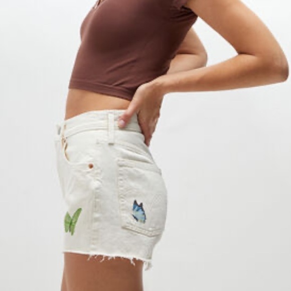 LEVI’S Butterfly Print 501 Raw Hem Jean Shorts Off White Size 30 NEW - Picture 9 of 9